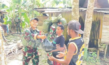 Satgas Yonif 642/Kps Salurkan Sembako di Kramomongga