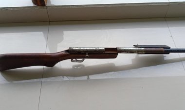 Warga Perbatasan Kembali Serahkan Senjata Api Rakitan Laras Panjang Kepada Satgas Pamtas RI - Malaysia Yonarmed 10/ Bradjamusti