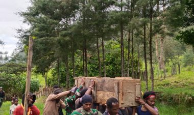 Turut Berduka, Satgas Mobile Raider 300 Siliwangi Bantu Pemakaman Warga Papua