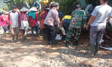 Forkopimcam Petungkriyono Bersama Warga Laksanakan Kerja Bakti Pembersihan Jalan