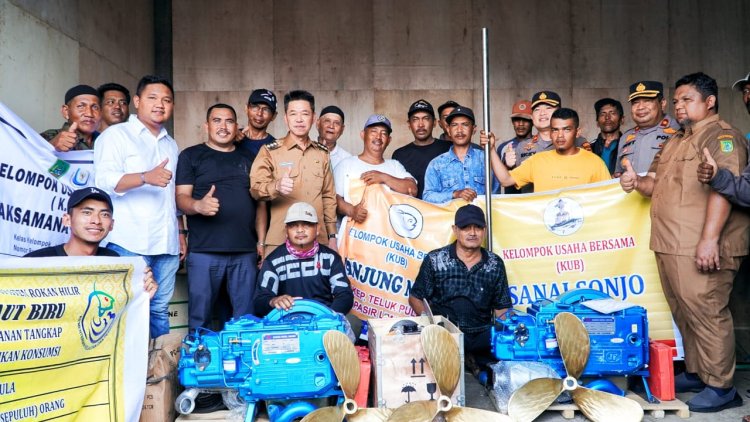 Bupati Rohil Serahkan Bantuan Mesin Bot Sebanyak 80 Buah