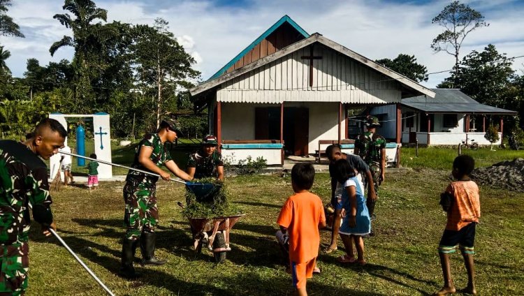 Bersama Masyarakat, Satgas Yonif 122/TS Pos Ujung Karang Malaksanakan Karya Bhakti Pembersihan Gereja GKI Kp. Pikere Papua