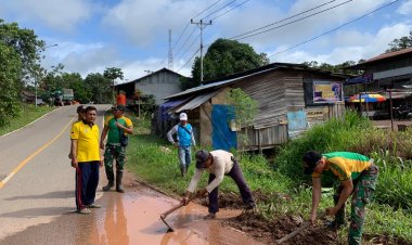 Manunggal Dengan Rakyat! Satgas pamtas RI-Malaysia Yonarmed 10 Bradjamusti Laksanakan Gotong-royong di Desa Sebidang