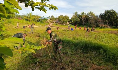 Satgas Pamtas RI-Malaysia Yonarmed 16/TK Pos Bantan Bersama Masyarakat Bersihkan Rumput di Jalan