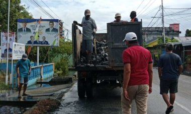 DLH Rohil Kerahkan 3 Armada Bersihkan Lumpur di Sepanjang Jalan Protokol Bagansiapiapi.
