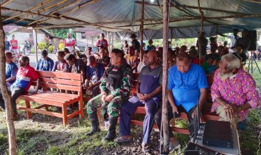 Satgas Yonif 122/TS Meriahkan Acara Tradisi Adat Penutupan Tahun 2023 di Kampung Banda