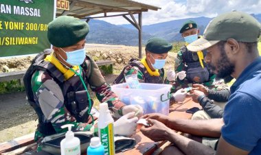 PENGOBATAN MASSAL SATGAS TNI 300 SILIWANGI DI SINAK PAPUA