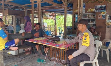 Bripka Atprizon Melakukan Kegiatan "Colling System" dalam Rangka Pemilu Damai 2024 di Desa Gembaran, Kecamatan Teluk Belengkong