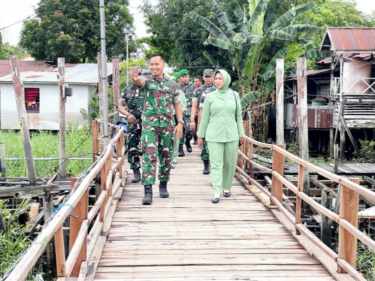 Susuri Sungai Barito, Dandim 1012/Btk Bantu Anak Stunting Dan Silaturahmi Bersama Anggota Koramil Jajaran