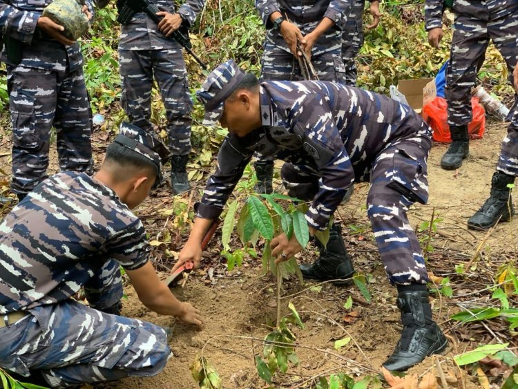 "TNI AL Mendukung Program Pemerintah dalam Pengelolaan Pemanfaatan Lahan Melalui Penanaman Bibit Pohon"