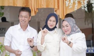 Bupati Rohil Ajak Wakil Rakyat Terpilih Bangun Rohil di TPS 02 Sintong Bakti: Suara Pemilihan Umum