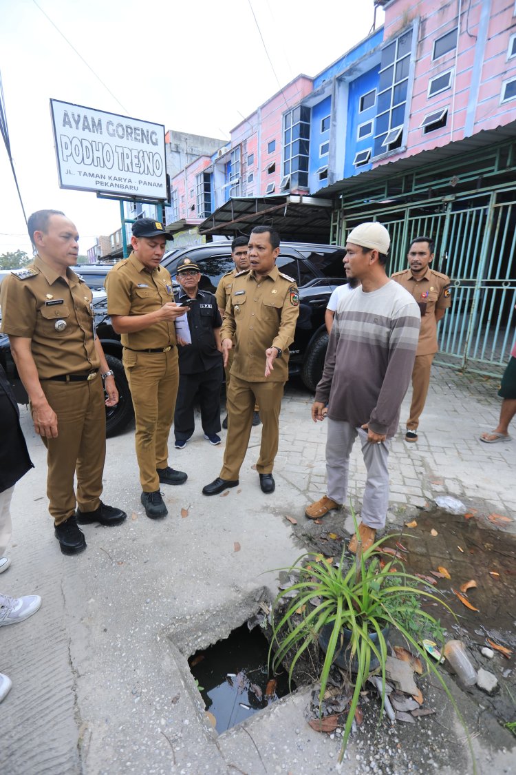 Setelah Meninjau Jalan Rusak, Pj Wali Kota Pekanbaru Pastikan Perbaikan Akan Dilakukan Secara Bertahap