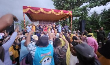 Ribuan Massa Tumpah Ruah di Parit Aman untuk Tatap Muka dengan ASSET, "Tak Butuh Perubahan" Gema Yel-Yel