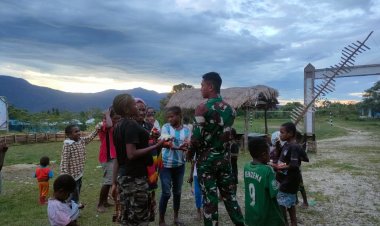 Satgas Pamtas RI-PNG Bagikan Snack Gratis kepada Anak-anak OAP di Membramo Tengah