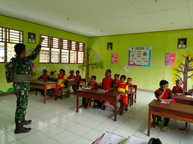 Satgas Yonif 642/Kps Bantu Pendidikan dan Bagikan Alat Tulis di SDN Yabore, Teluk Wondama