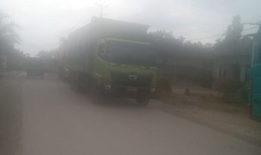 Kades Bongkal Malang Belum Serahkan Dana Operasional Penyiraman Jalan ke Pelaksana, Warga Demo Akibat Jalan Berdebu