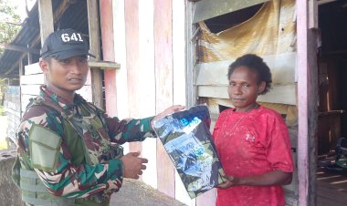 Wujud Peduli, TNI Beri Baju untuk Warga Papua