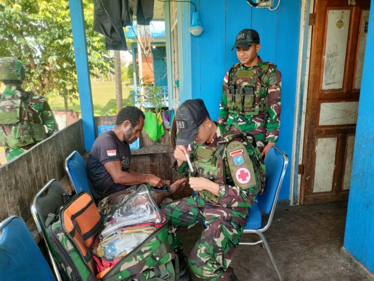 Satgas Yonif 641/Bru Gelar Yankes Keliling di Papua