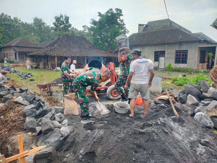 Gotong Royong Babinsa Sragen Perkuat Ikatan TNI dan Masyarakat