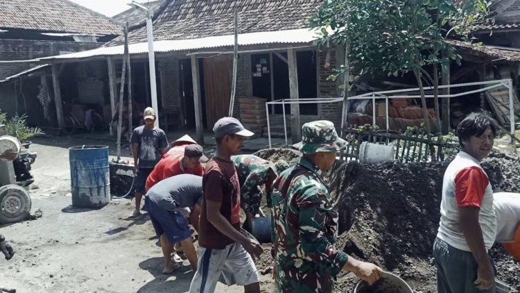 Babinsa Bangun Jalan Desa di Sragen