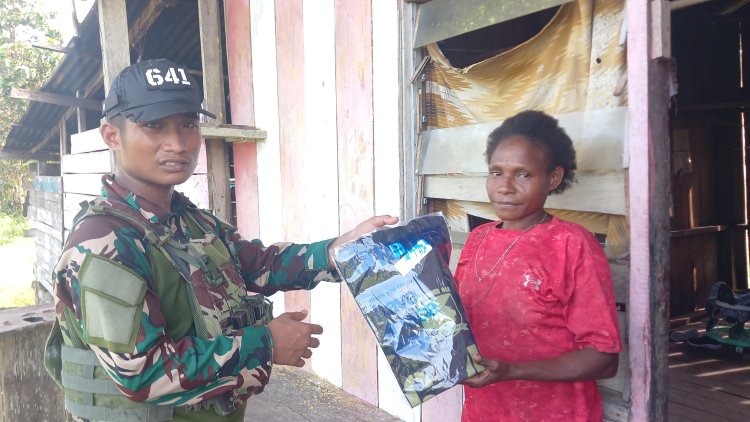 Wujud Peduli, TNI Beri Baju untuk Warga Papua