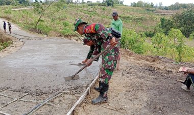 Gotong Royong TNI dan Warga Bangun Jalan Desa