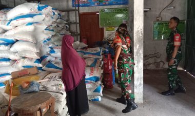 Babinsa Pantau Harga & Stok Pupuk Subsidi di Gesi Sragen
