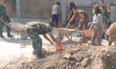 Babinsa Bantu Perbaikan Jalan di Tegalombo Sragen