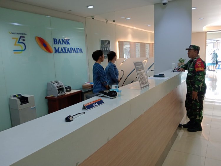 Babinsa Serka Rohmad Patroli di Bank Mayapada Jayengan