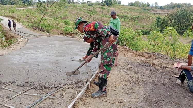 Gotong Royong TNI dan Warga Bangun Jalan Desa
