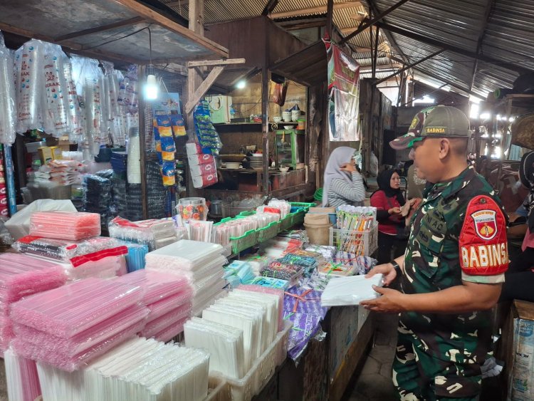Babinsa Danukusuman Motivasi UMKM Pasar Harjodaksino Surakarta