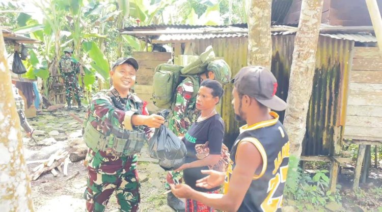 Satgas Yonif 642/Kps Salurkan Sembako di Kramomongga