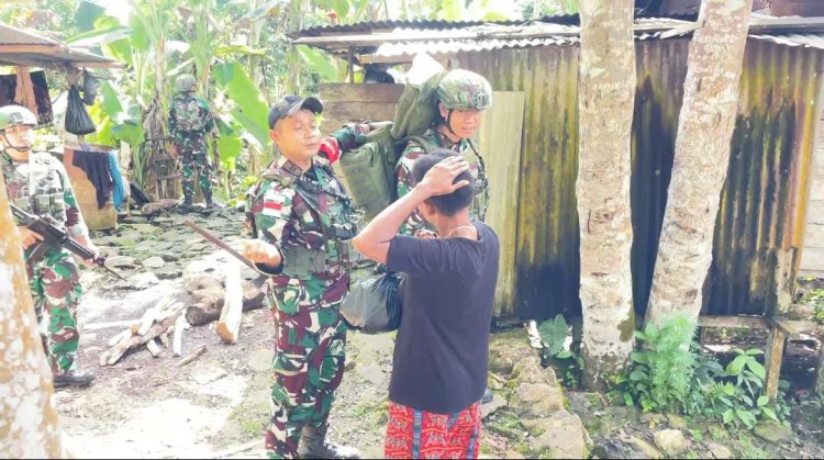 Satgas Yonif 642/Kps Salurkan Sembako di Kramomongga