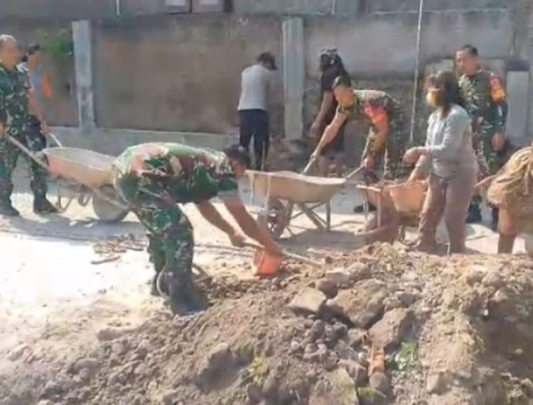 Babinsa Bantu Perbaikan Jalan di Tegalombo Sragen