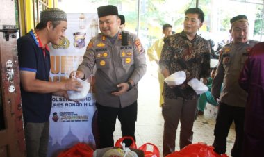 Polsek Bangko Berbagi 100 Paket Nasi Jumat Berkah di Masjid Al Mu’min