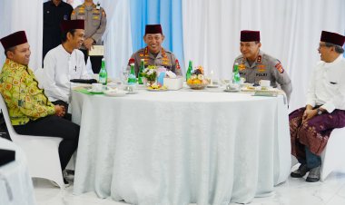 Kapolri Sambang Pesantren Riau, Bertemu UAS dan Beri Santunan