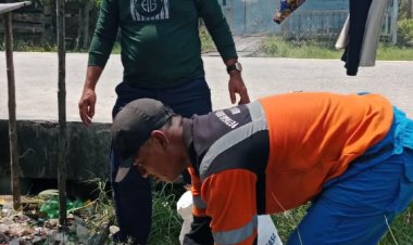 Suwandi Gerak Cepat Bersihkan Sampah dan Drainase di Sinaboi