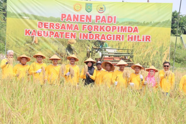 Wabup Inhil Hadiri Lomba Puisi dan Panen Raya di Tempuling
