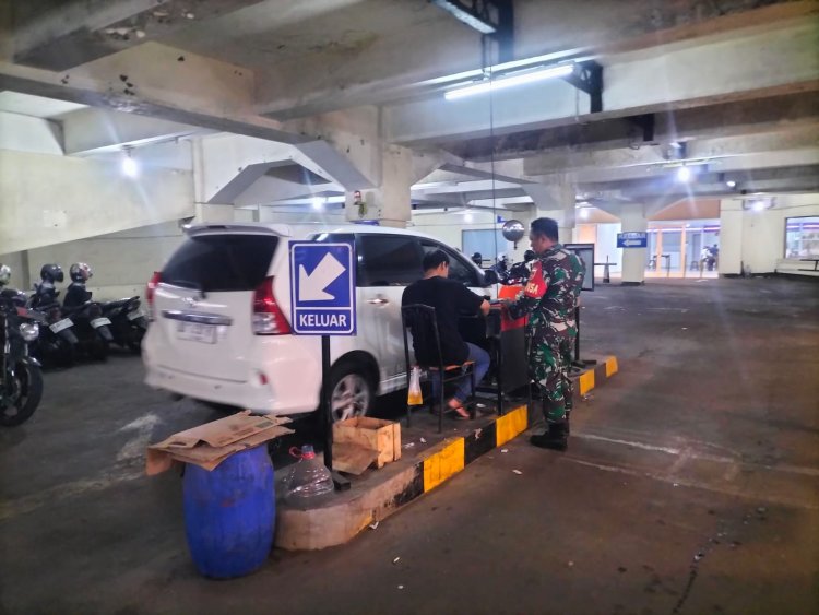 Babinsa Kemlayan Jalin Komsos dengan Tukang Parkir Mall Singosaren
