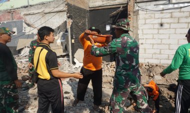 TNI-POLRI dan Warga Gotong Royong Perbaiki Saluran Air di TMMD Kodim 0735/Surakarta
