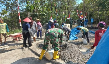 Ibu-Ibu Desa Sarimulyo Gotong Royong Bangun Jalan Bersama TNI dalam TMMD Boyolali 2025