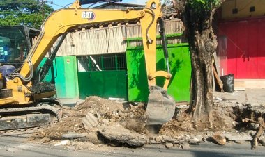 Satgas TMMD Kodim 0735 Surakarta Gunakan Eskavator Bersihkan Jalur Saluran Air