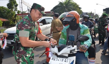 Dandim Surakarta Bagikan Bendera Merah Putih Semarakkan HUT ke-80 RI