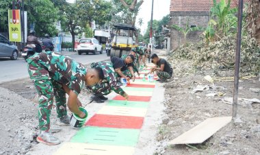 Satgas TMMD Kodim 0735/Surakarta dan Warga Karangasem Kompak Cat Lis Jalan & Perbaiki Saluran Air