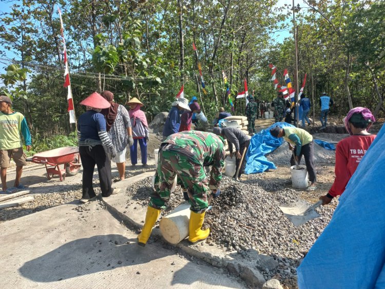 Ibu-Ibu Desa Sarimulyo Gotong Royong Bangun Jalan Bersama TNI dalam TMMD Boyolali 2025