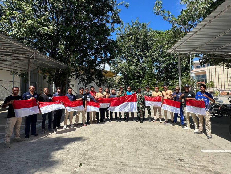 Satgas Pamtas Latih PBB & Bagikan Bendera di Pos Wini