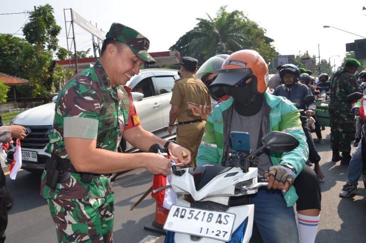 Dandim Surakarta Bagikan Bendera Merah Putih Semarakkan HUT ke-80 RI