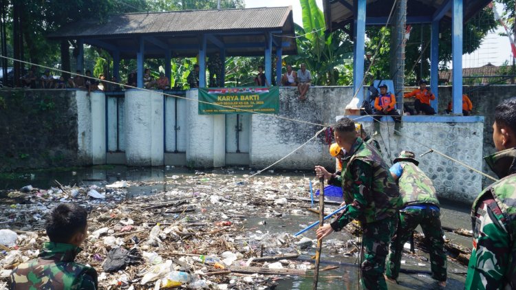 Satgas TMMD Kodim 0735/Surakarta Gelar Karya Bakti Bersih Sungai Peringati HUT RI ke-80
