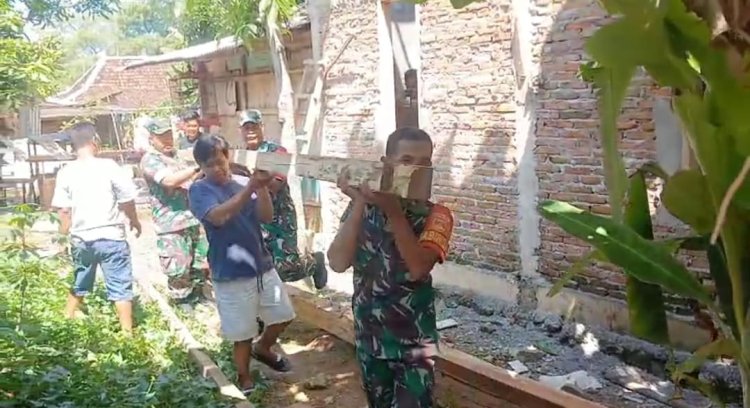 Babinsa Brojol Sragen Kerja Bakti Bangun Rumah Warga