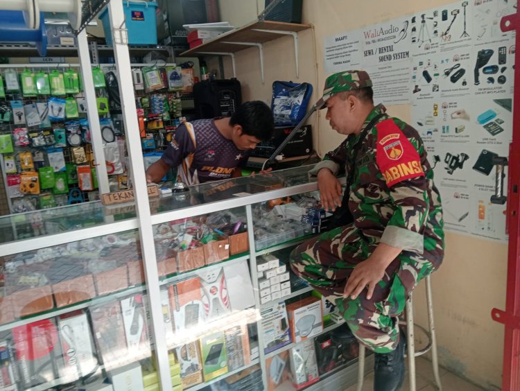 Babinsa Jayengan Motivasi Pelaku UMKM Elektronik di Surakarta